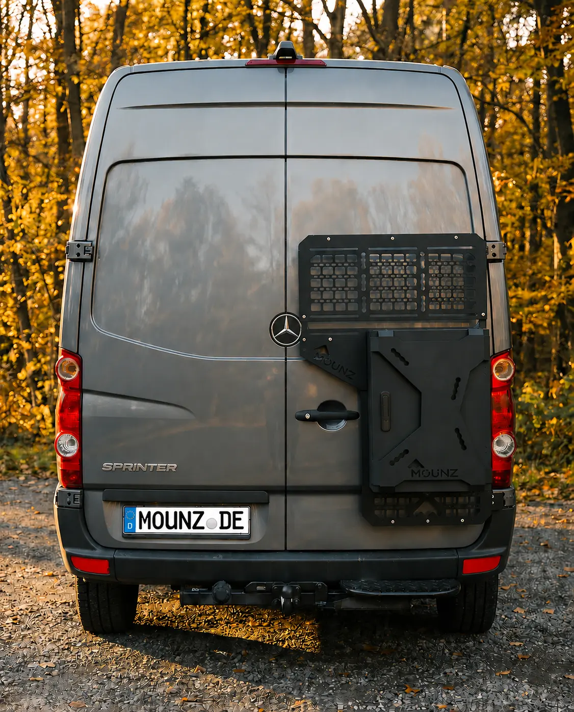 Bohrfrei montierter Heckträger Sherpa R mit Terrain Box am Heck eines Mercedes Sprinter